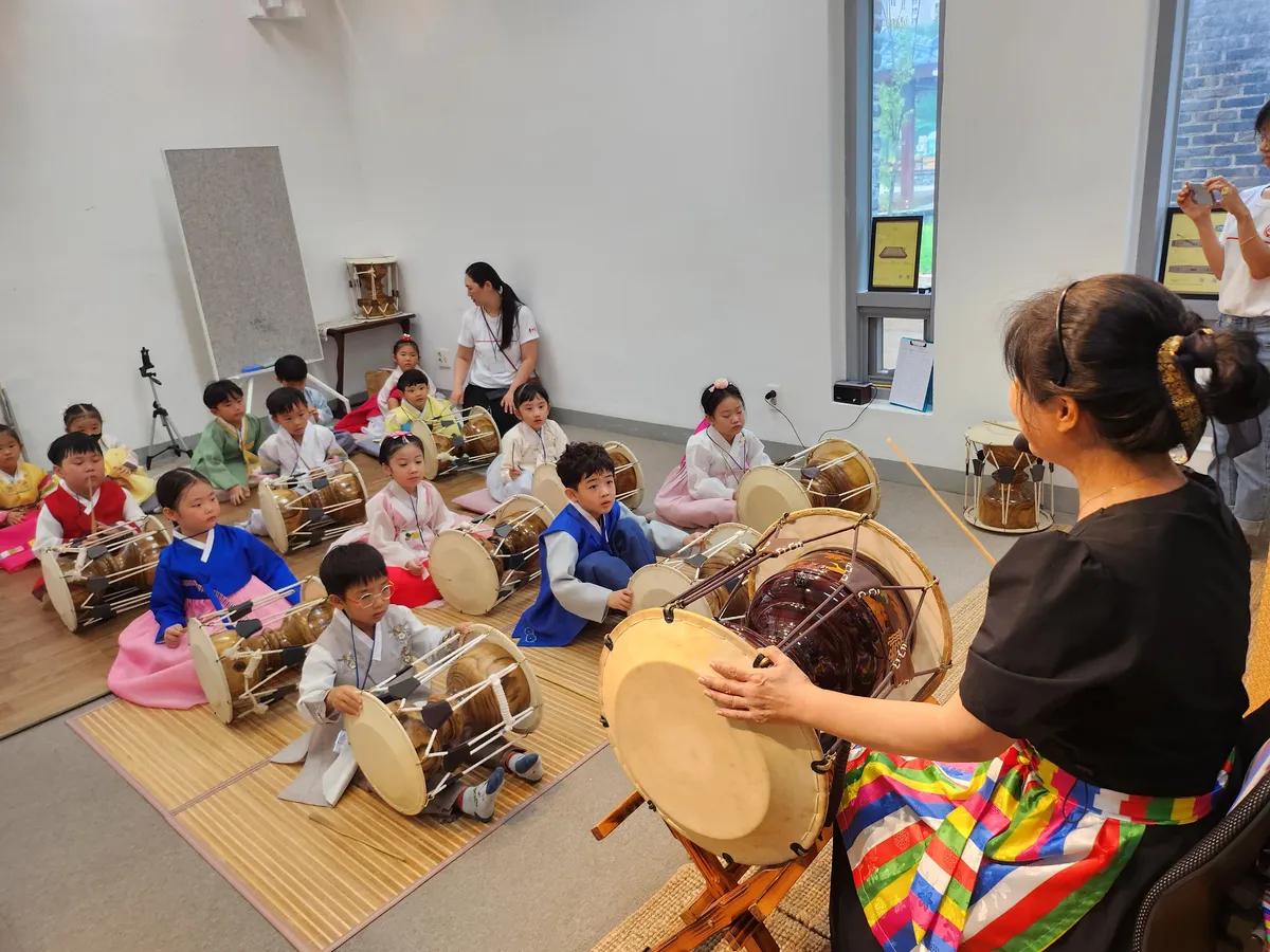 수강생들에게 장구장단을 알려주고있는 송리결 선생님