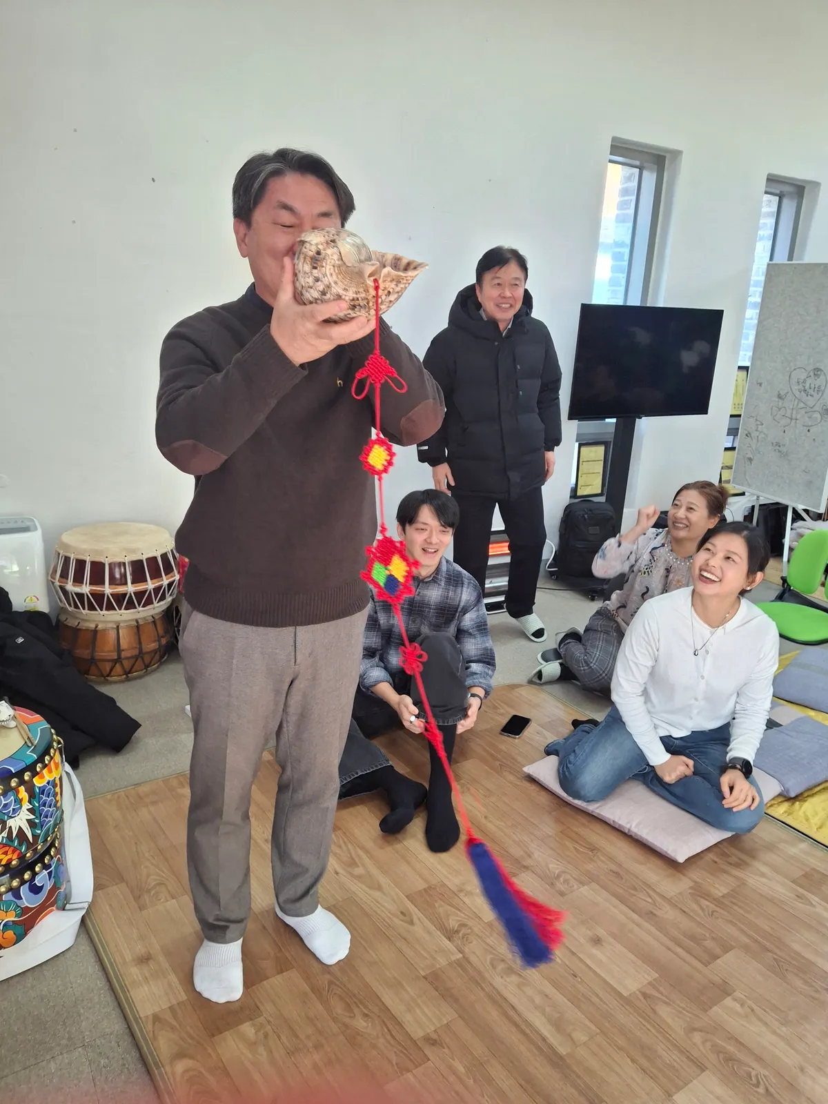 태평소를 불고 즐거워하는 가족들 사진