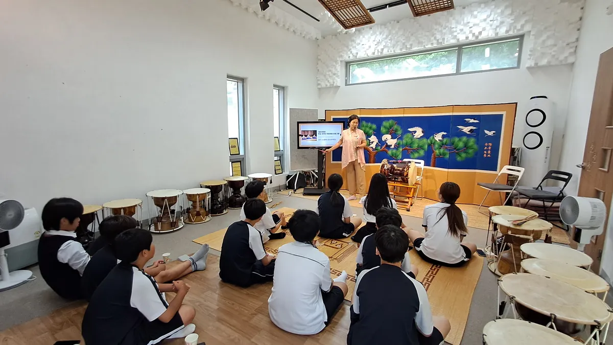 중학교 아이들에게 민요를 설명하고 있는 송리결 선생님 사진