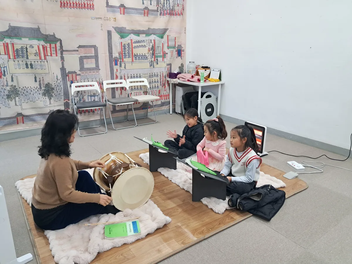 어린이 단체반 수강생들에게 전승교육중인 송리결 선생님 사진