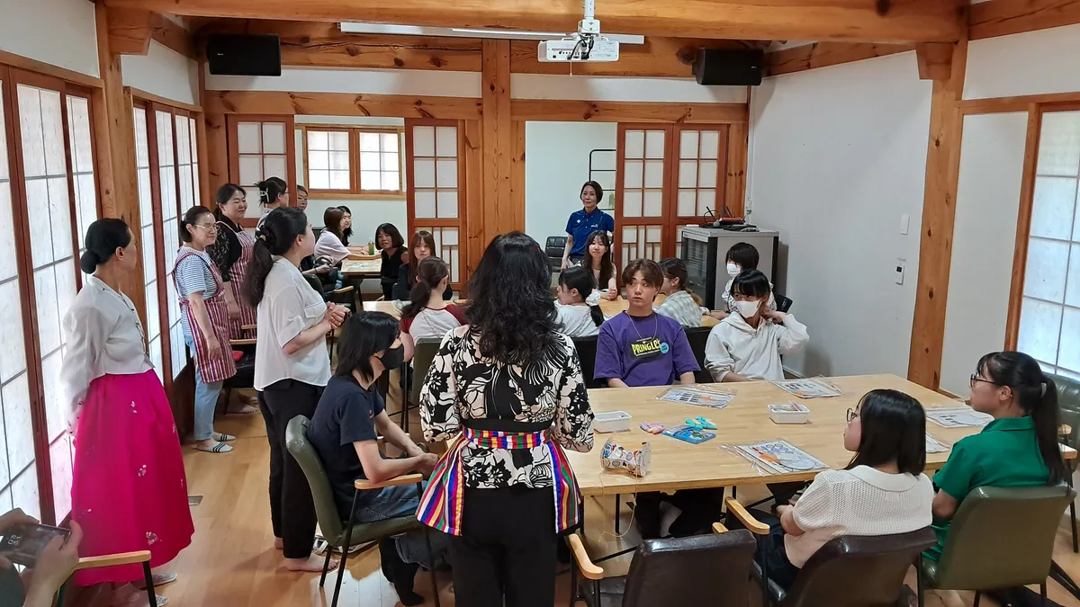 일본 청소년들에게 민요를 설명하고 있는 송리결 선생님