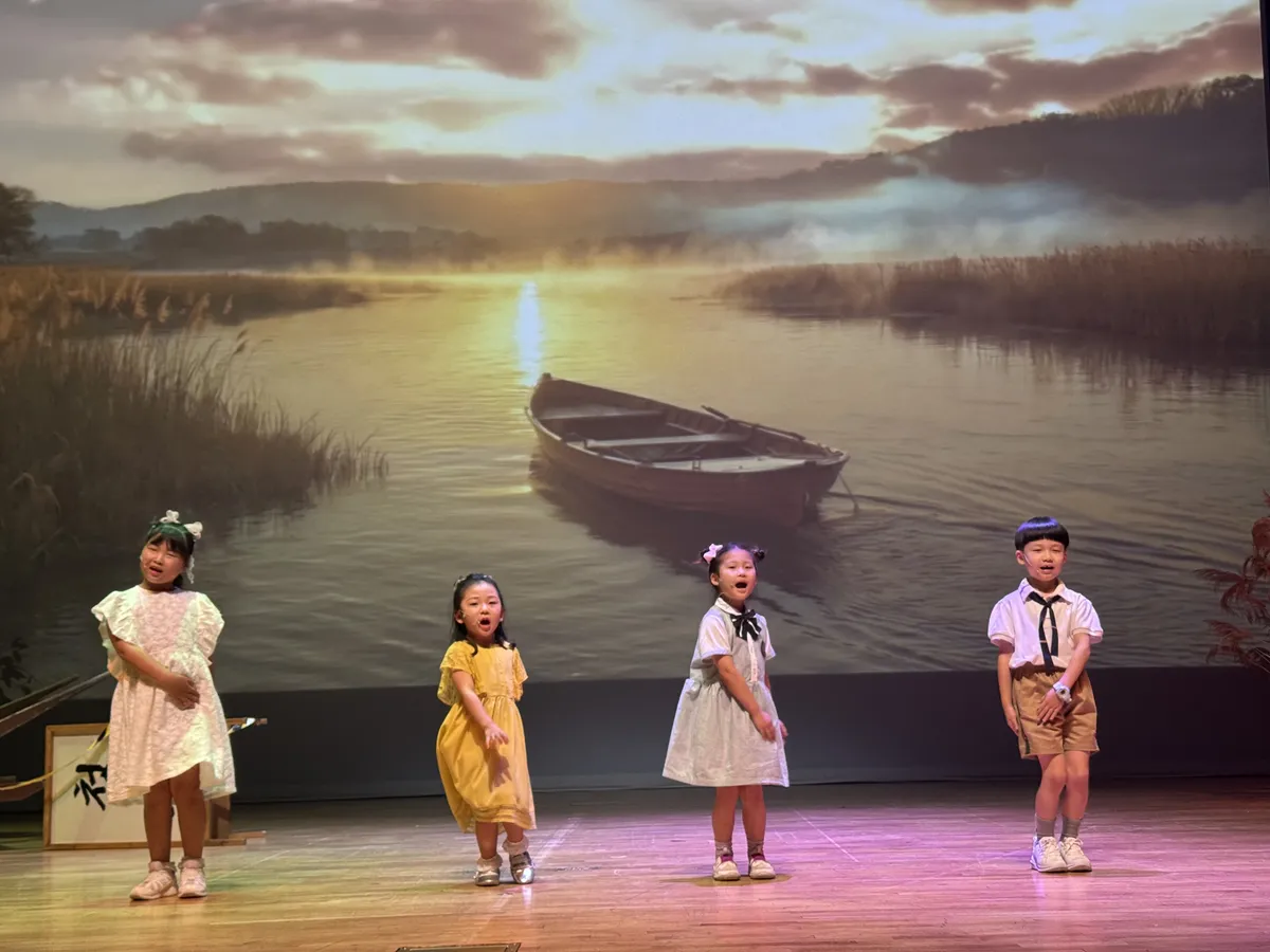 조강의 노래 공연중 유치원 아이들의 공연모습 사진