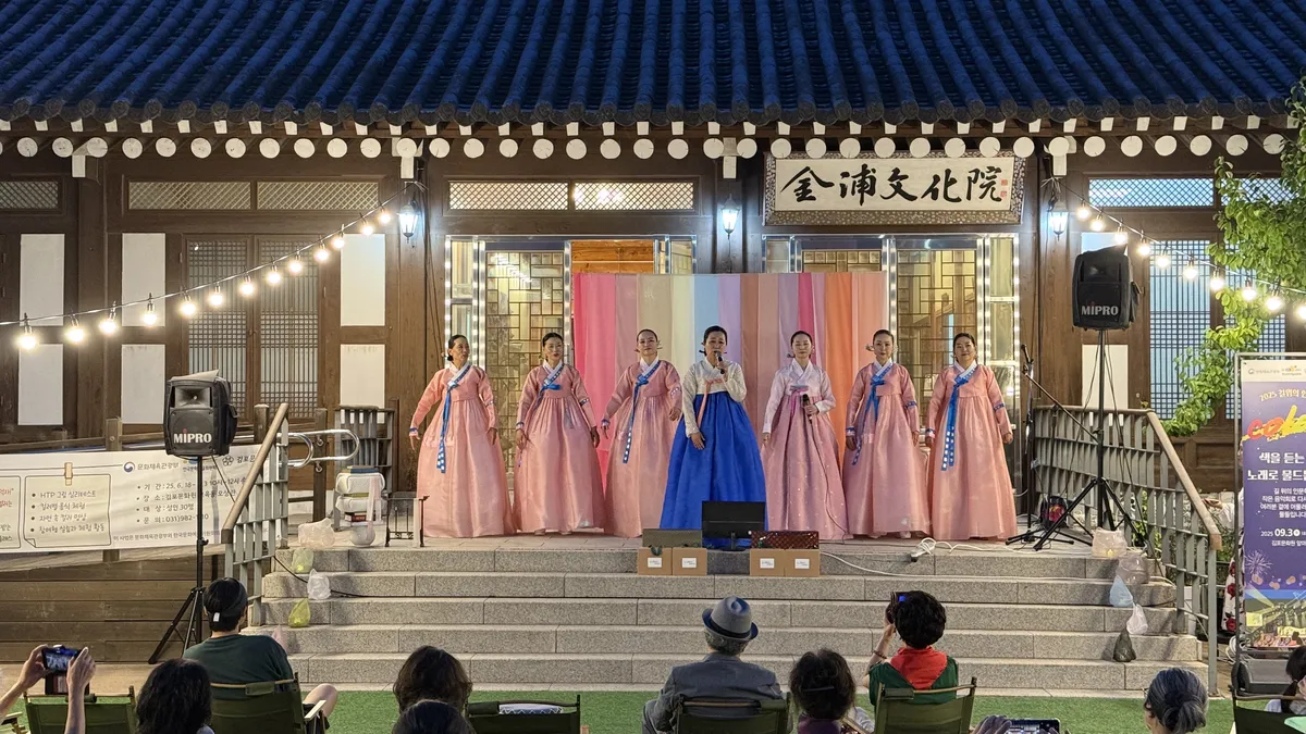 김포문화원에서 공연중인 송리결선생님과 제자들 사진