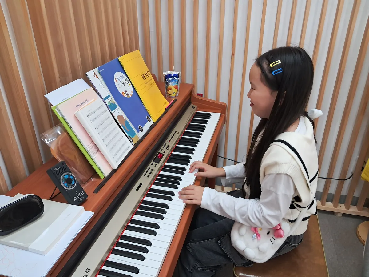 음계를 배우고있는 초등학생 수강생