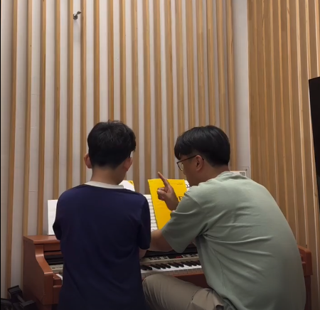 성악발성과 음계를 수업중인 박준열 부원장사진