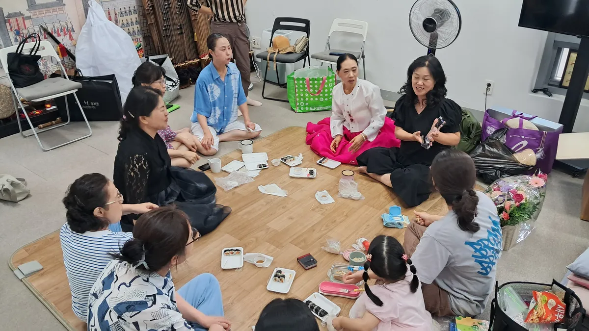 김포국악원 수강생들과 티타임을 가지고있는 송리결선생님