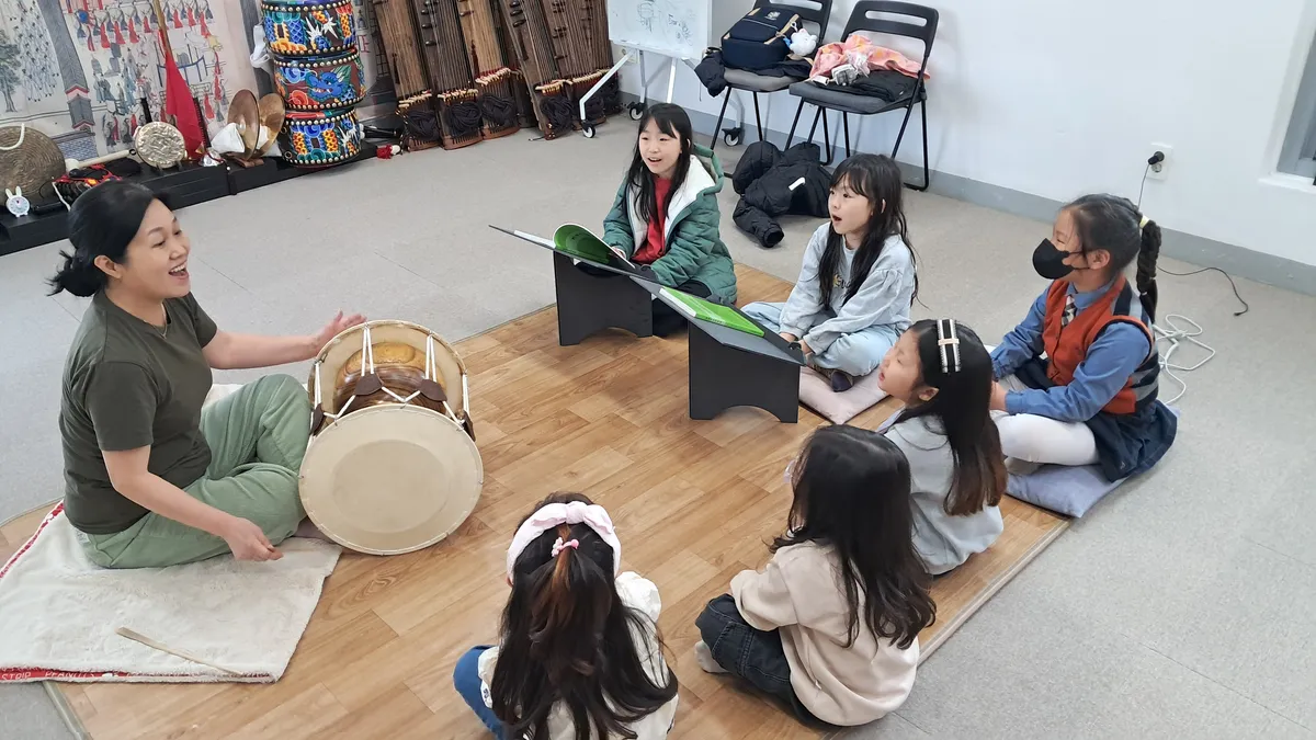 김포국악원 수강생들에게 시김새를 설명하고 있는 송리결 선생님