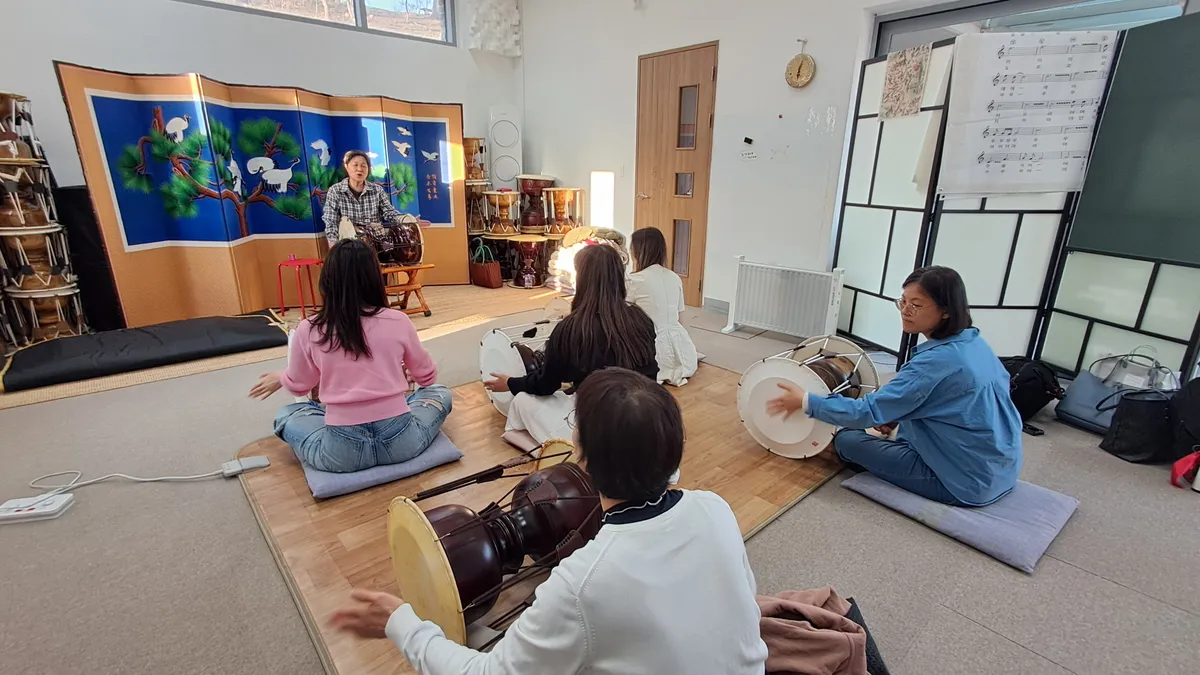 몽금포타령을 설명중인 송리결 선생님