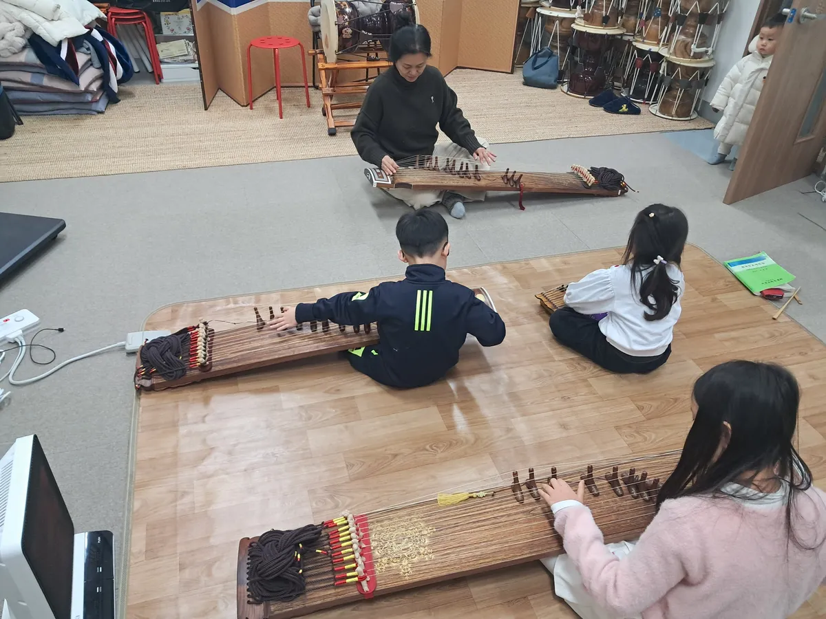 가야금을 켜며 김포국악원 수강생들에게 몽금포타령을 설명중인 송리결 선생님