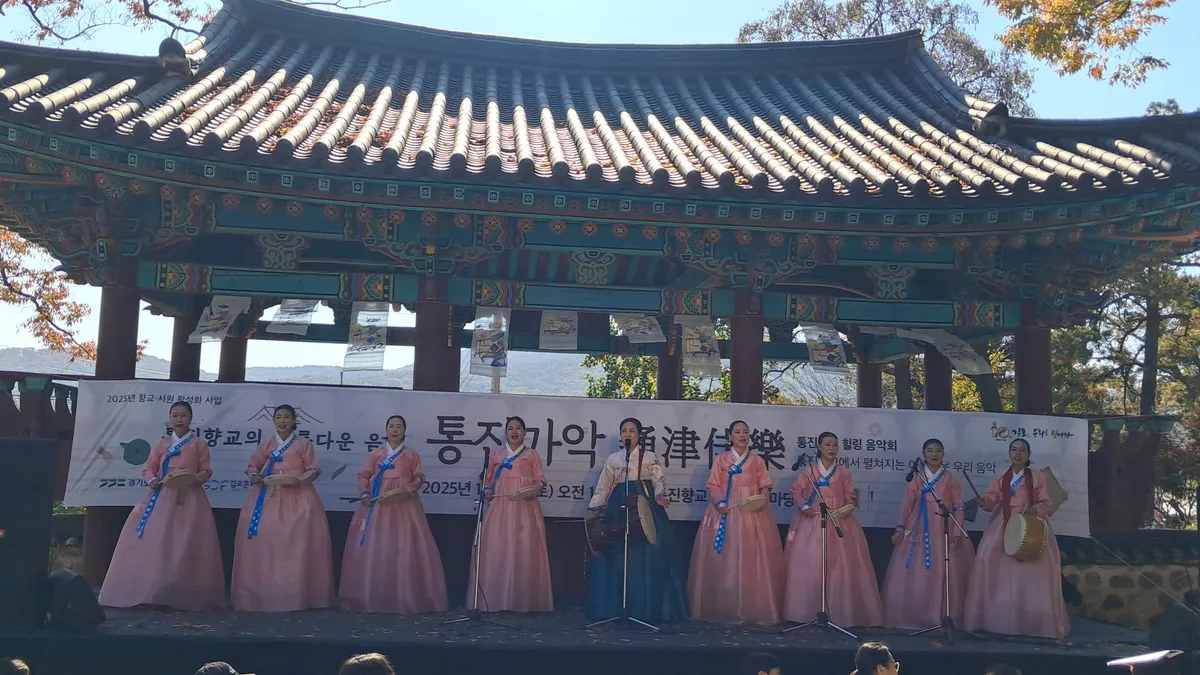 무형문화재 송리결선생님과 제자들이 함께 공연하는 사진