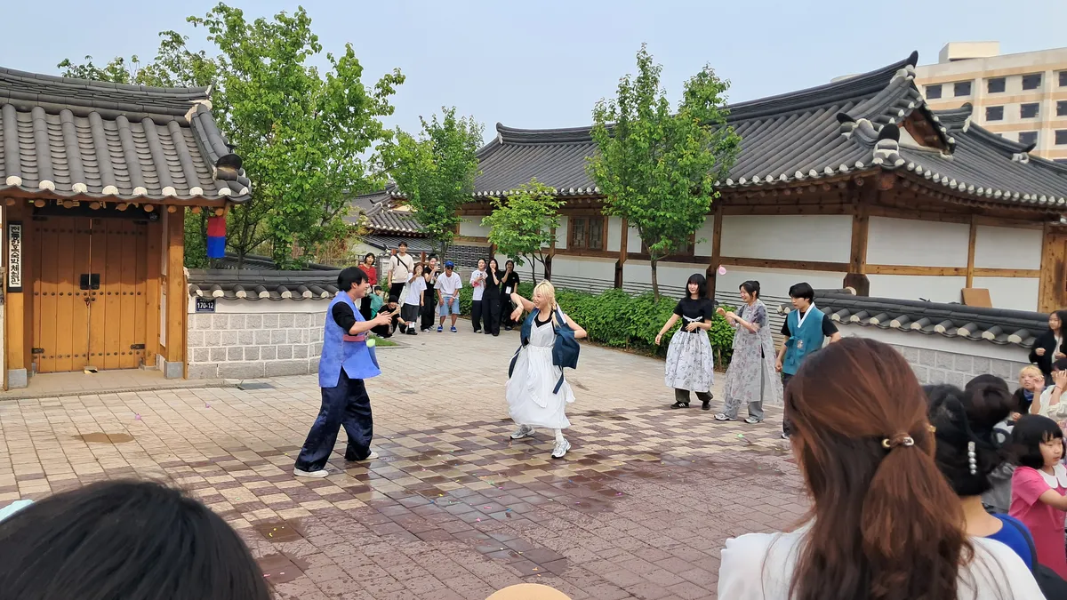 한옥마을에서 공연중인 김포국악원 수강생들