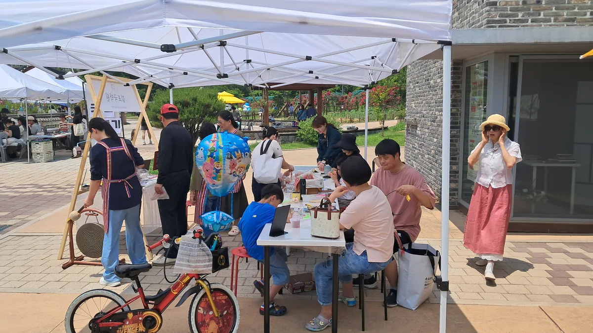퇴근 후 김포국악원에서 봉사중인 수강생들