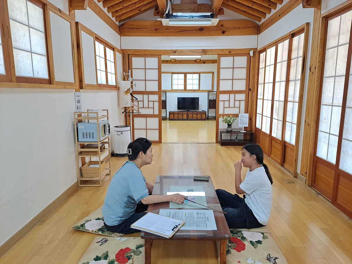 한국 음계에 대해 설명하고있는 송리결 선생님