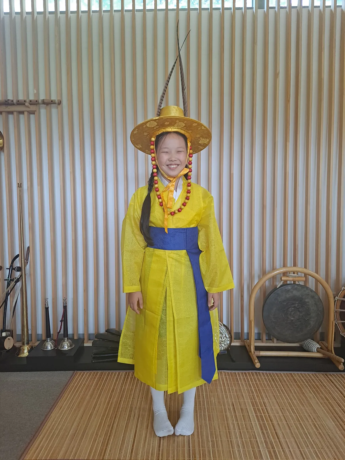 대취타 의복을 입고 환희 웃고있는 김포국악원 수강생