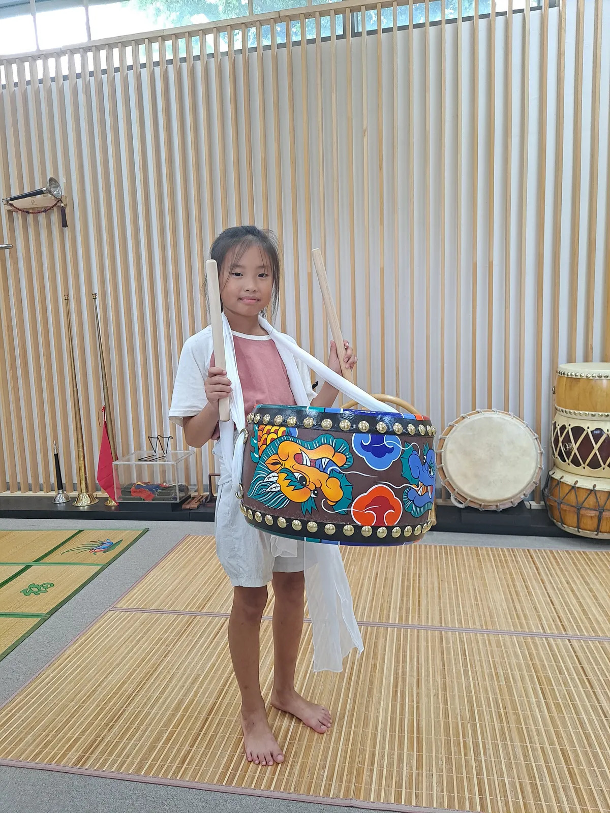 용고를 메고 자세를 취하고있는 김포국악원 수강생