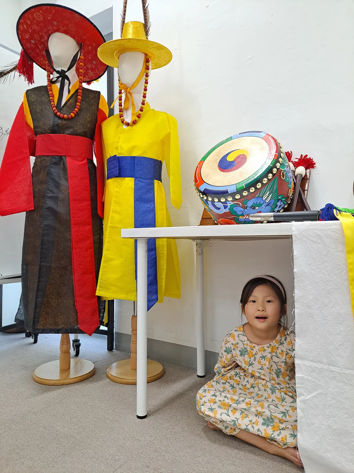 대취타 체험악기 밑에서 장난치고 있는 김포국악원 수강생