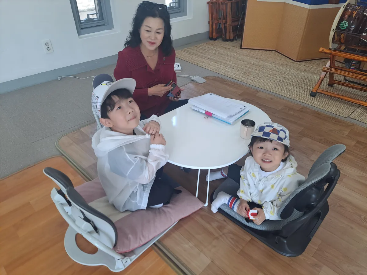 민요 집에서 복습하기 — 하루 10분 호흡 연습 루틴 설명중인 송리결 선생님