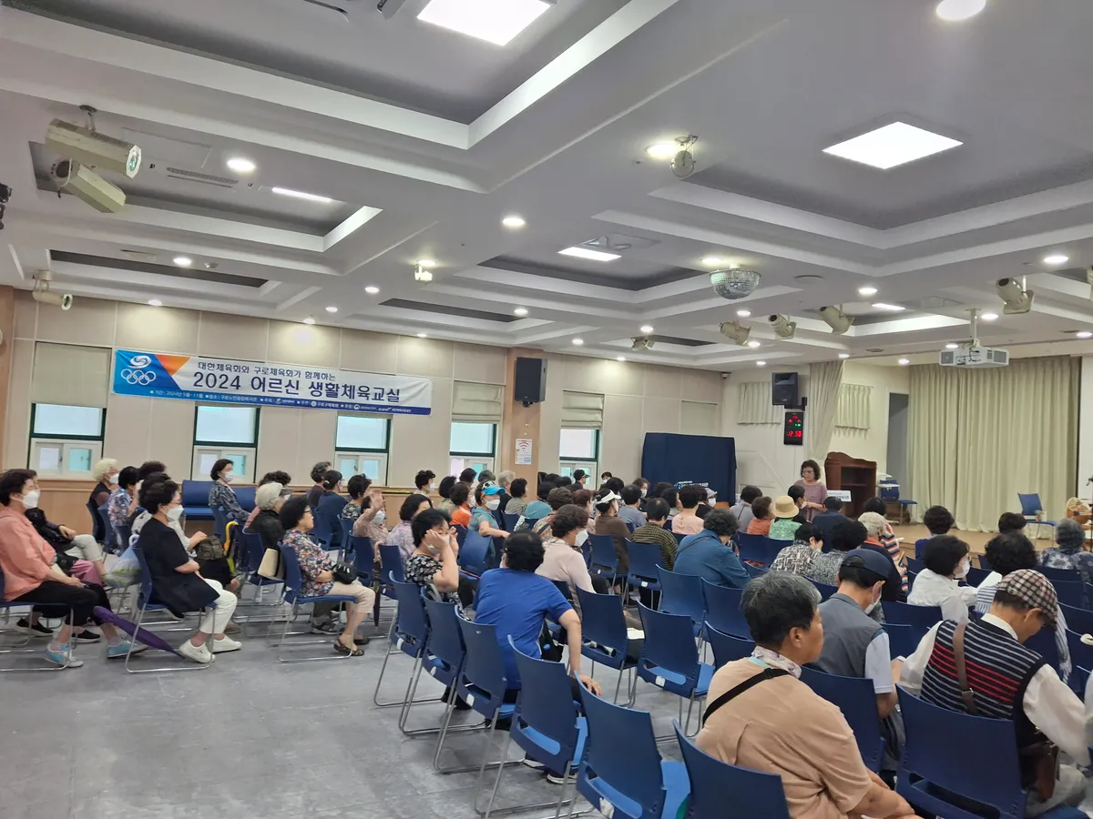 어르신 민요 수업 장구 장단 — 소리와 장단을 함께 익히는 모습