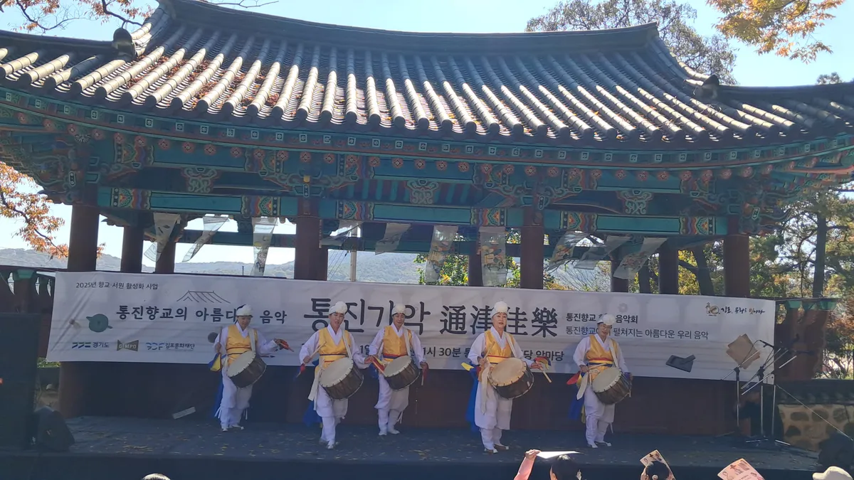 어르신 장구 연주 — 양손의 움직임을 통한 운동 협응 훈련