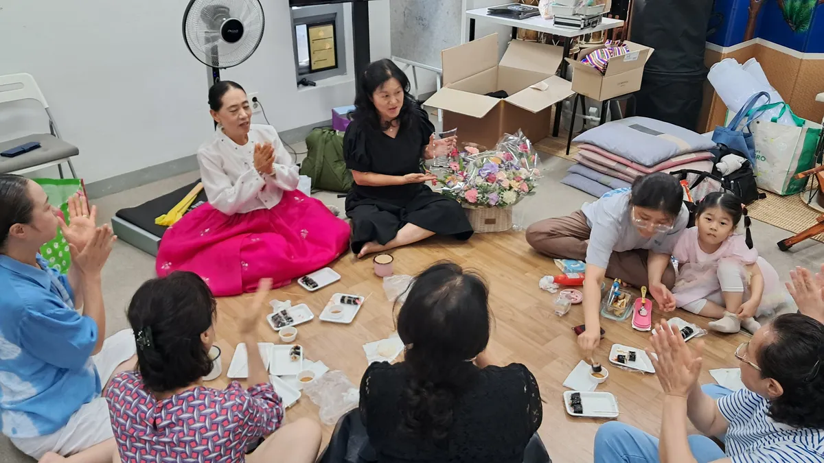 민요 수업 후 어르신 수강생들 — 장구와 함께하는 즐거운 시간