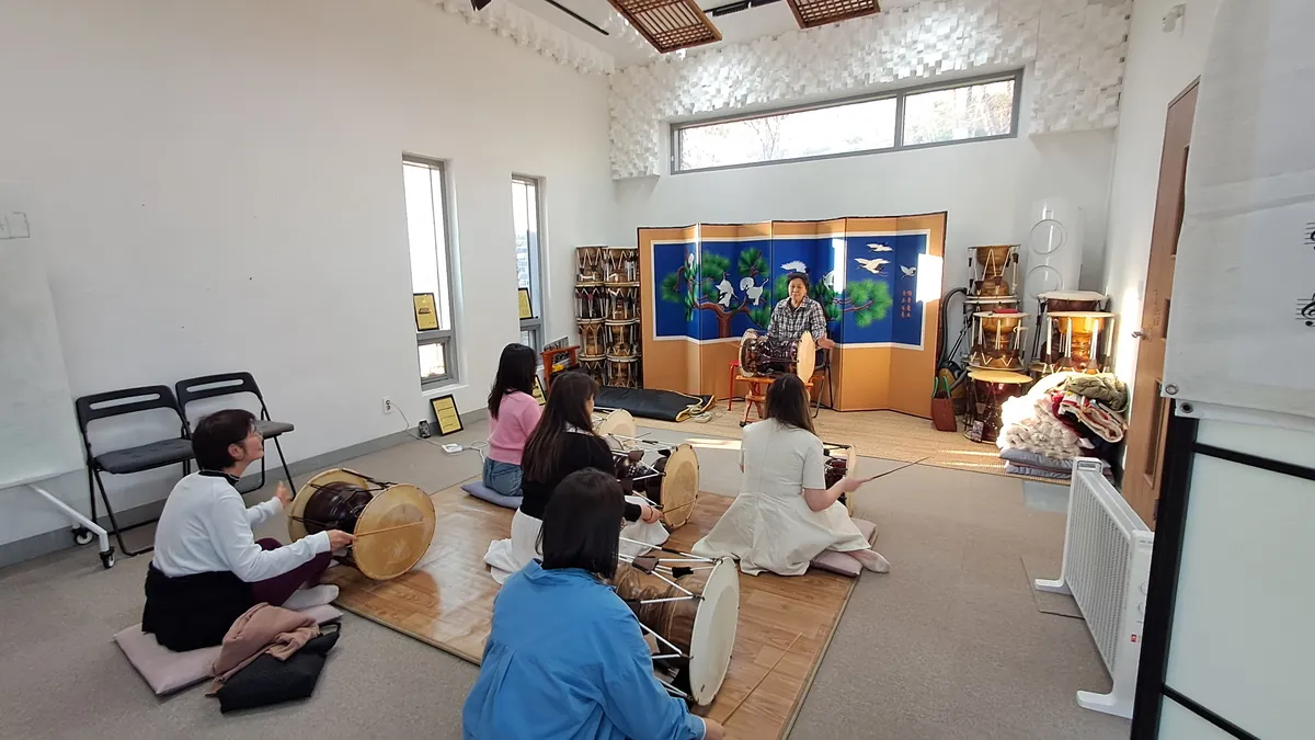 민요 수업 장면 — 문화센터와 국악원의 수업 환경