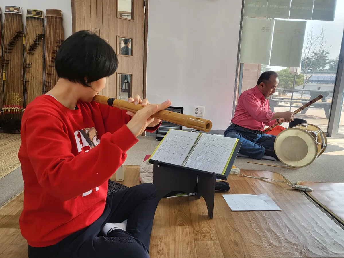중학생 국악 전공 준비 — 진지하게 민요를 연습하는 학생