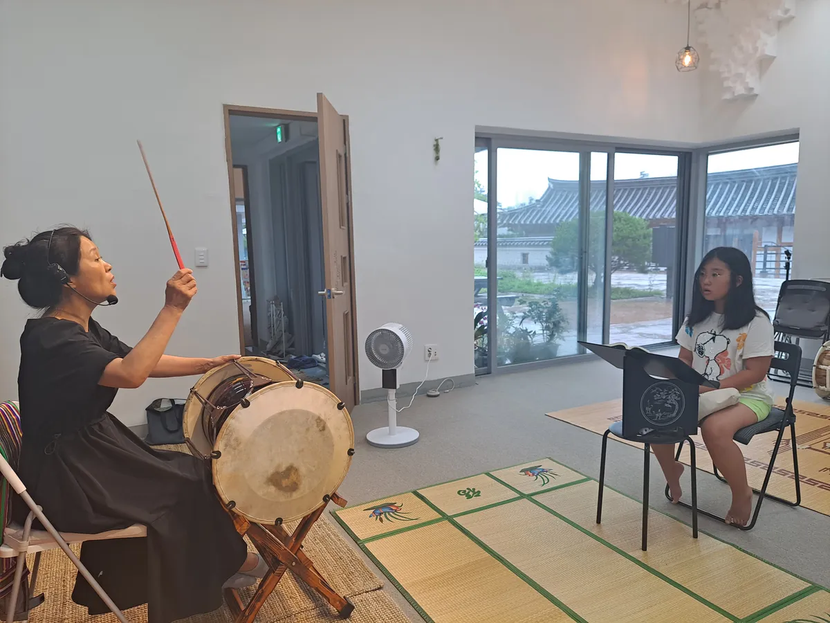 중학생 국악 전공 수업 — 전문가에게 1:1 사사를 받는 장면