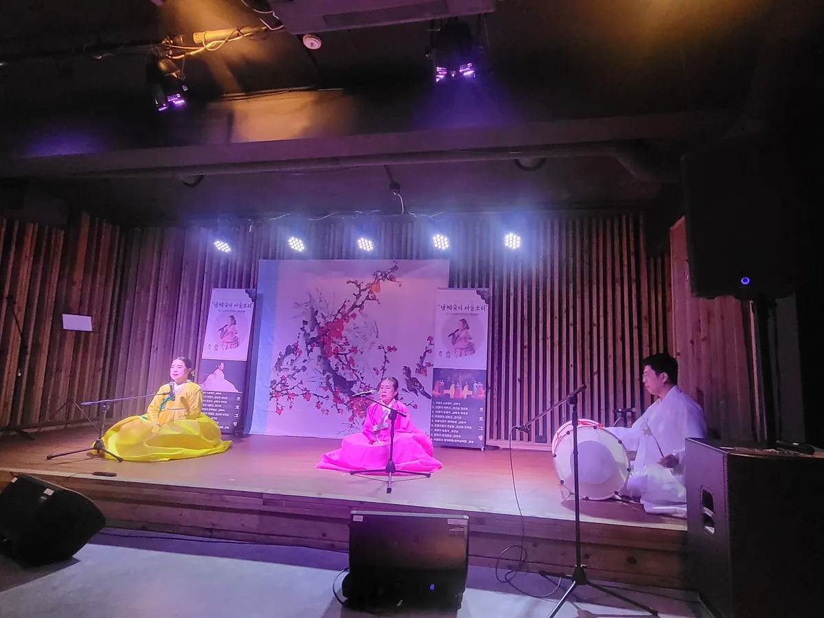 민요 속 한의 표현 — 감정을 소리에 실어 부르는 장면