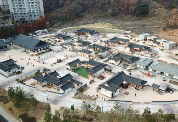 김포 아트빌리지 한옥마을 전경 — 전통 한옥에서 즐기는 문화 활동