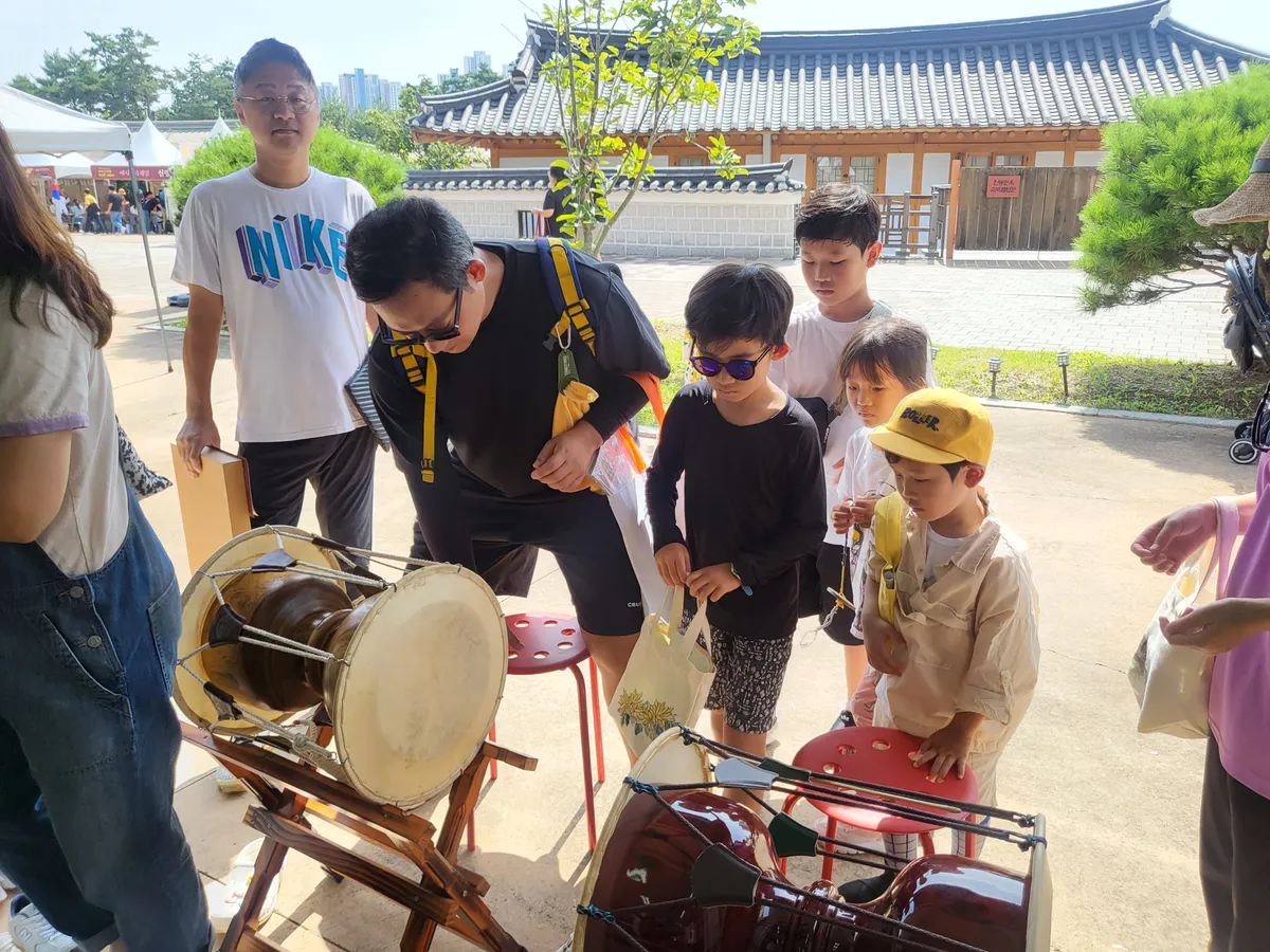 김포 아트빌리지 한옥마을 가족 나들이 — 국악 체험 후 마당에서