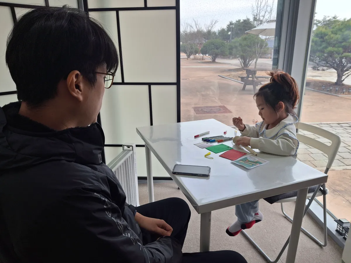 구전심수 — 선생님과 수강생이 마주하여 소리를 전하는 대면 수업