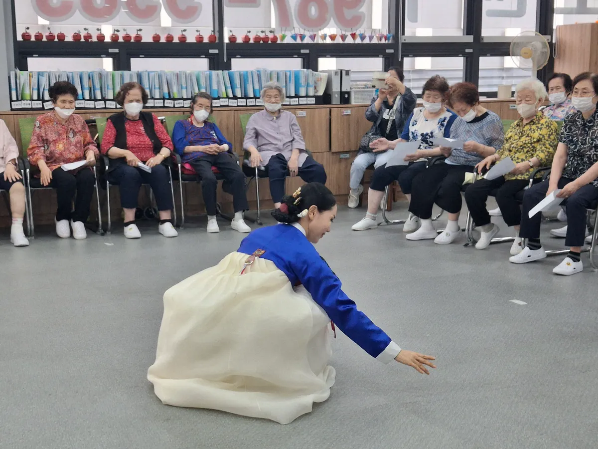 전문 소리꾼의 레퍼토리를 배우는 장면