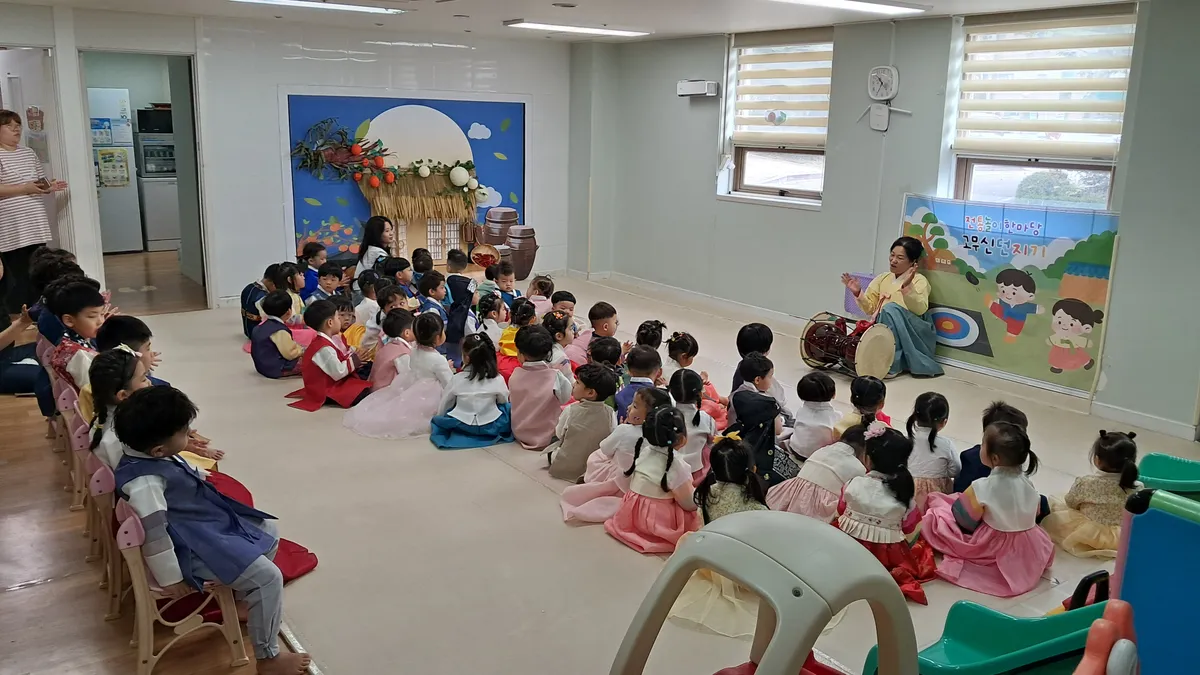 겨울 한옥 국악 체험 — 따뜻한 실내에서 장구 장단을 배우는 아이들