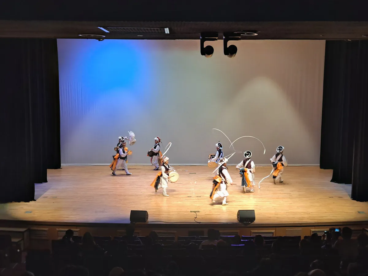 풍물과 사물놀이 — 야외 행진의 축제와 무대 위 네 악기의 집중