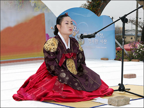 시조창 — 시조시를 노래로 부르는 정가의 대중적 형태