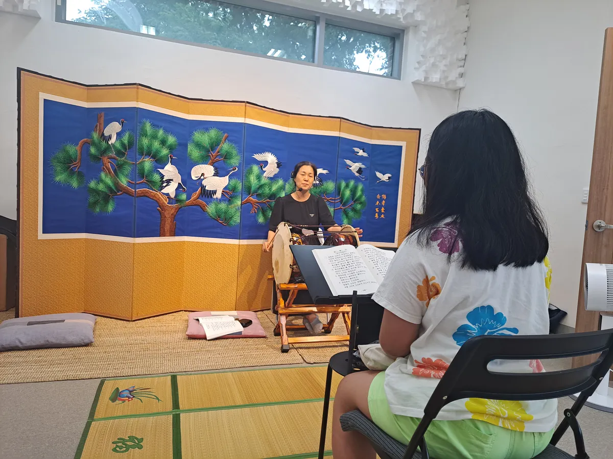 김포국악원 송리결 원장이 수강생 앞에서 민요 시김새를 직접 시연하고 있다