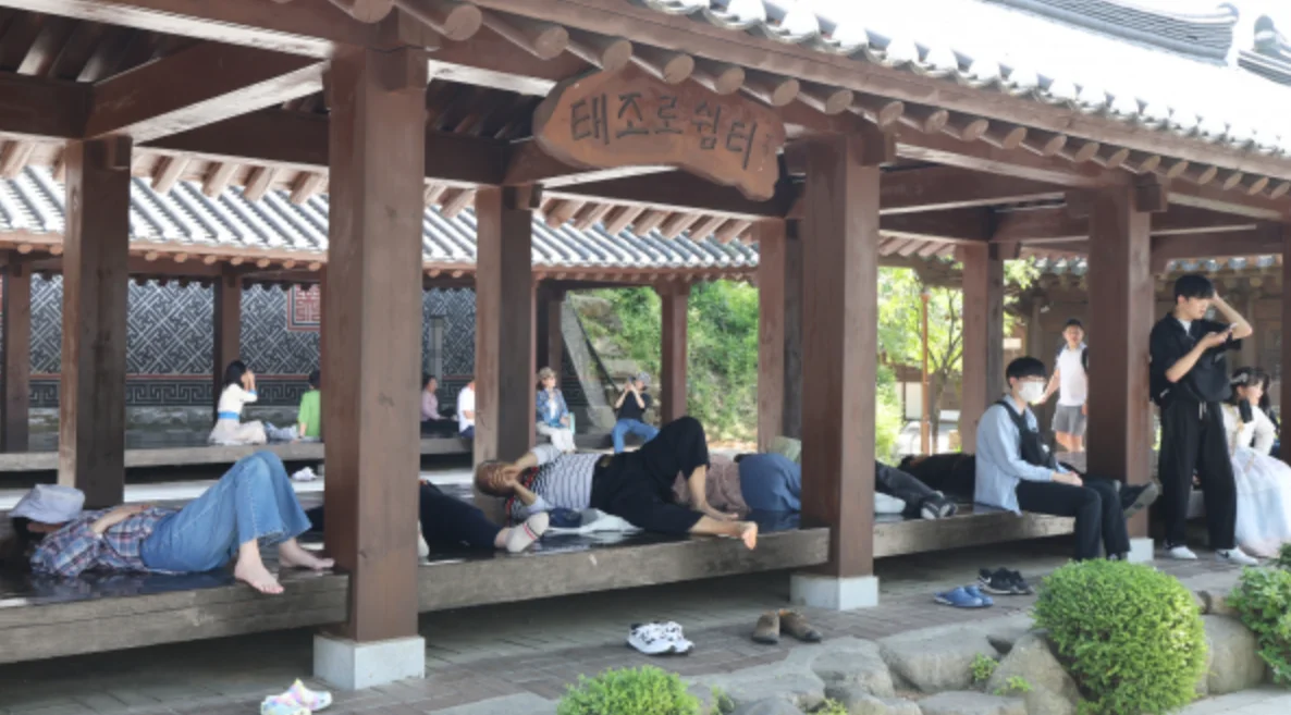 한옥 마루에서