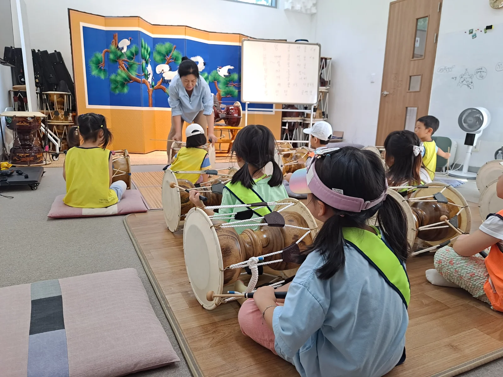 장구를 처음 잡아본 아이들의 신나는 표정