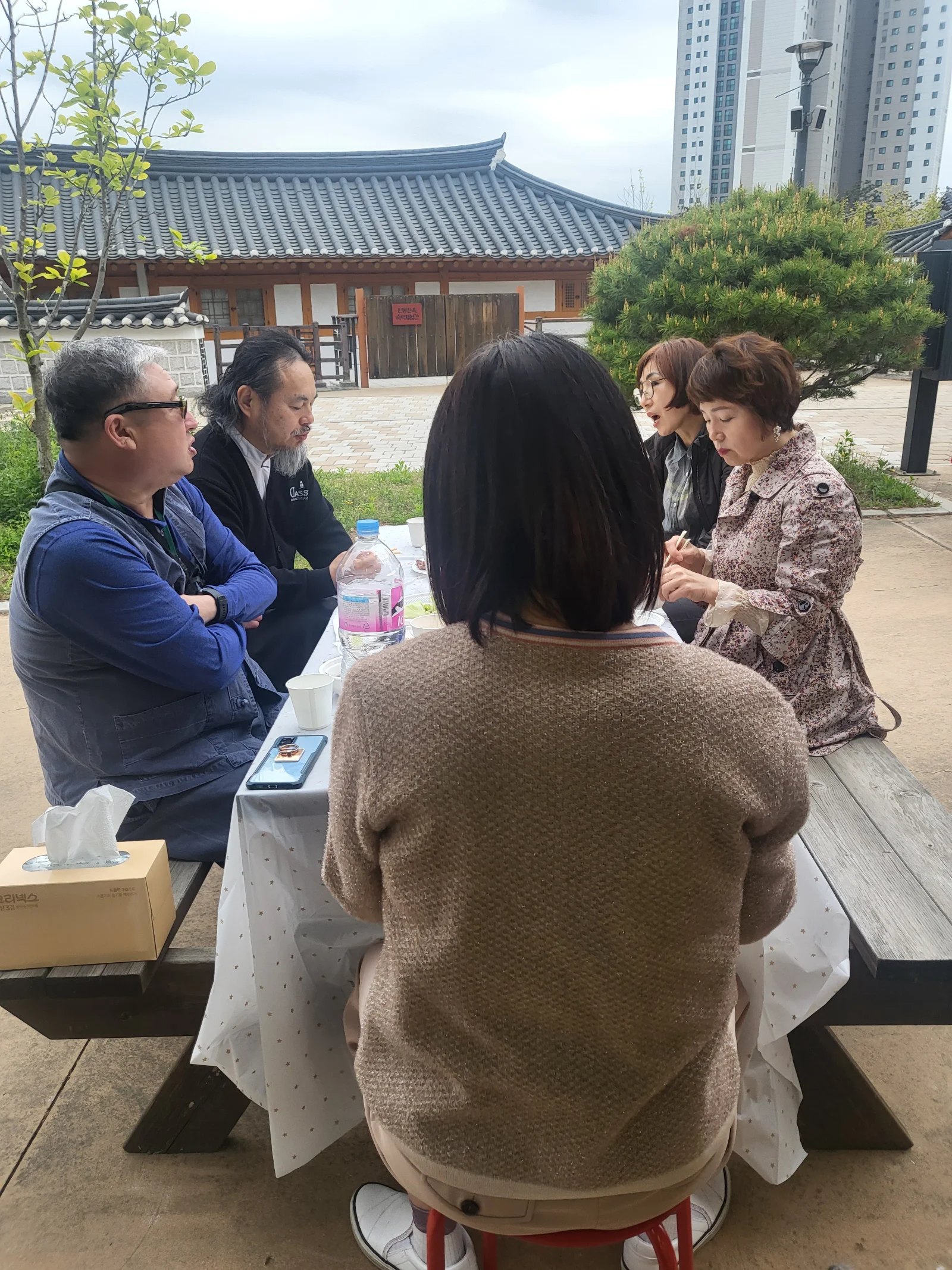 수업 후 동료 수강생들과 담소를 나누며 활짝 웃으시는 어르신의 모습