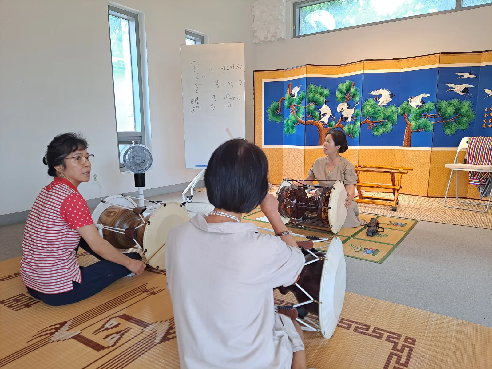 서툰 박자에도 서로를 마주 보며 즐거운 모녀