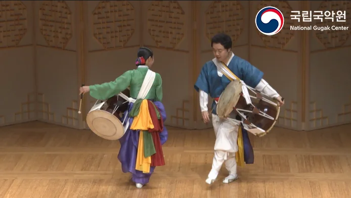 장구의 궁편을 강하게 내리치는 손끝