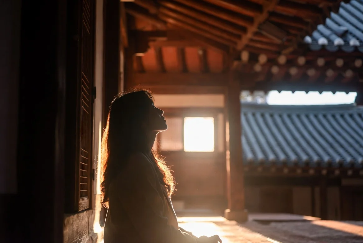 저녁 빛이 은은하게 스며드는 한옥 마루에서 눈을 감고 소리에 집중하는 수강생
