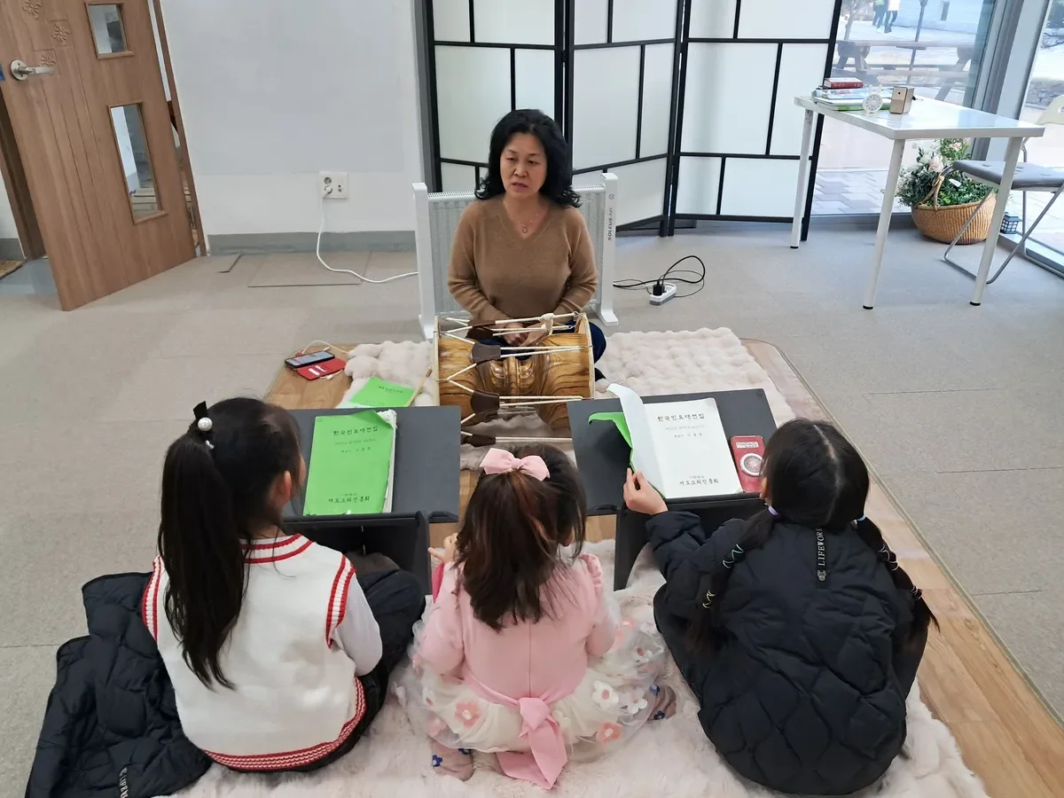 아이들에게 호흡에 대해 설명하고 있는 송리결 선생님